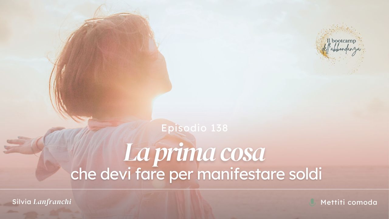 Donna che scrive su un quaderno per tracciare i soldi e manifestare più abbondanza