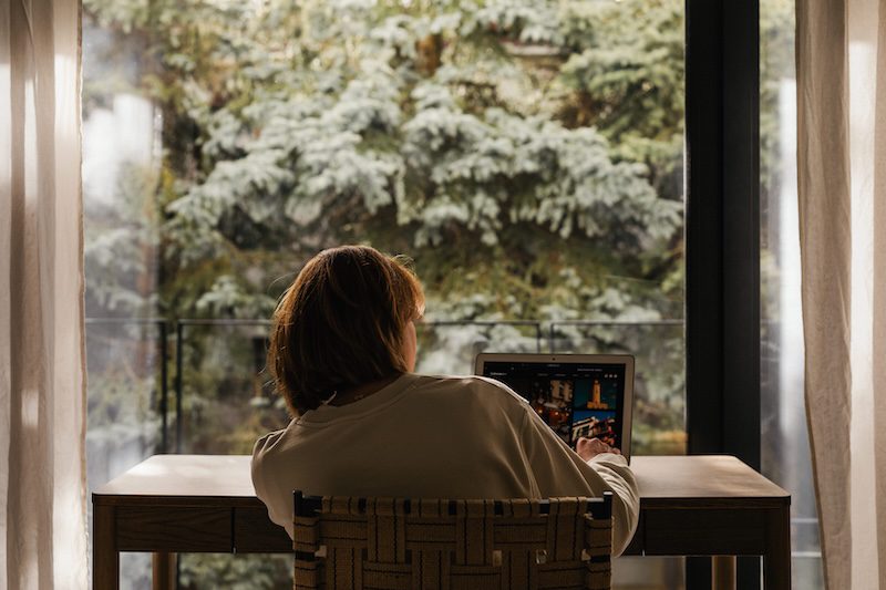 Professionista al computer frustrata perché il business non cresce nonostante l'impegno_1