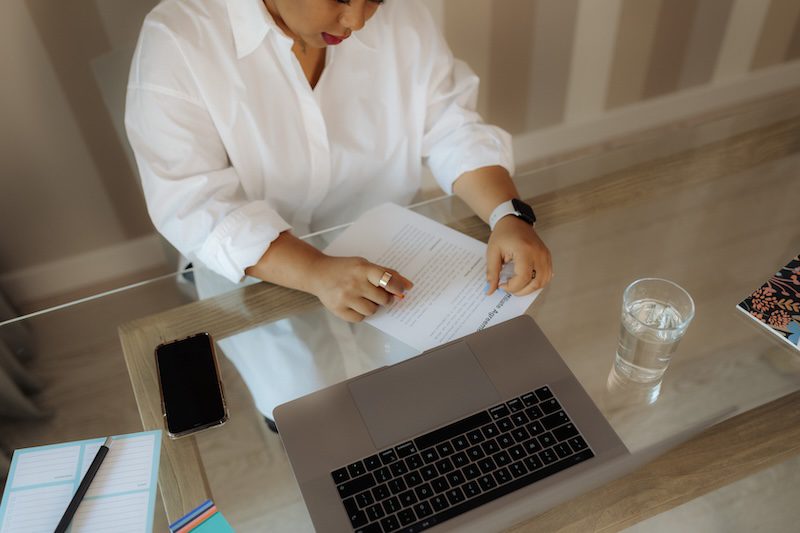 Professionista al computer frustrata perché il business non cresce nonostante l'impegno_2