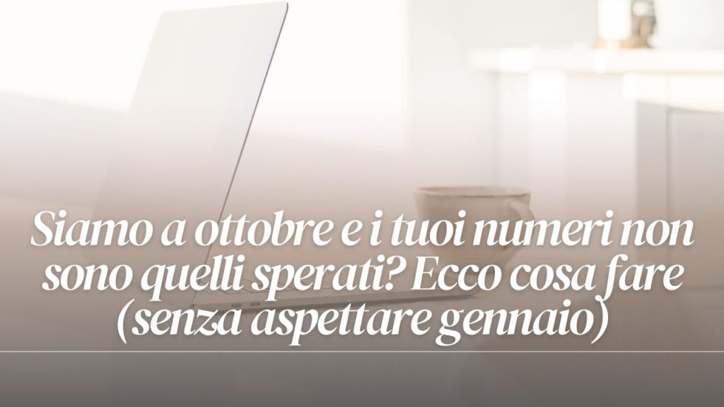 Professionista al computer che lavora sulla strategia per aumentare il fatturato a fine anno nel quarto trimestre