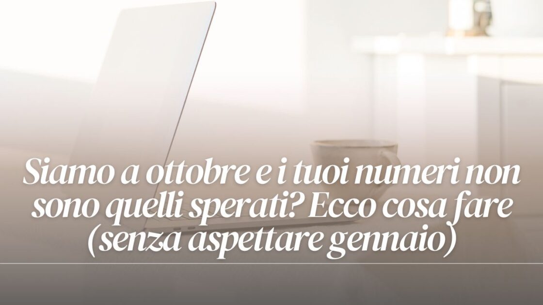Professionista al computer che lavora sulla strategia per aumentare il fatturato a fine anno nel quarto trimestre