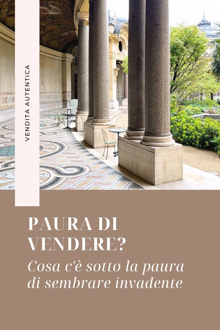 Paura di vendere: professionista indecisa se inviare un messaggio di vendita per paura di sembrare invadente
